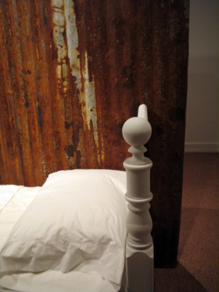 876-days-the-border-bed-terry-hardy-projects-2008-foto3